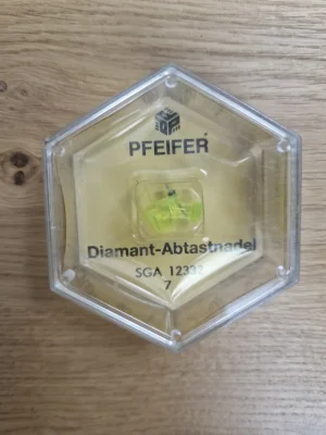 Pfeifer Diamant-Abtastnadel SGA 12332 in gelber Hülle in transparenter Sechskant-Dose