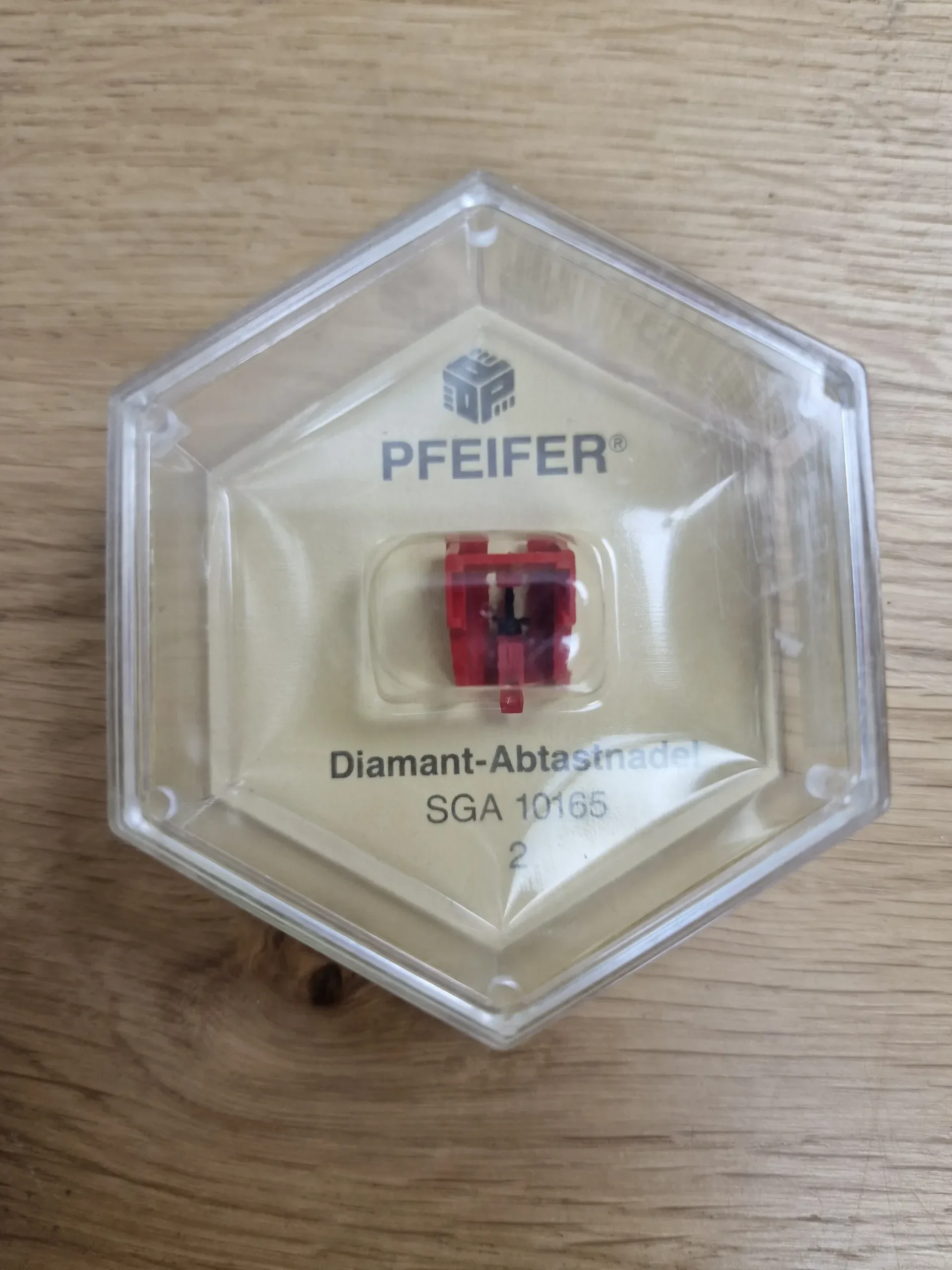 PFEIFER Diamant-Abtastnadel SGA 10165 in rotem Gehäuse in transparenter Hexagon-Verpackung