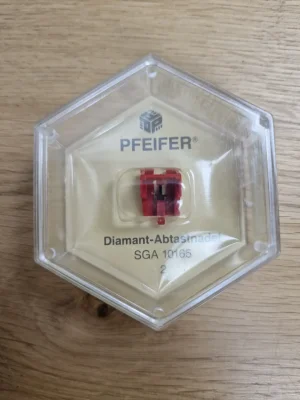PFEIFER Diamant-Abtastnadel SGA 10165 in rotem Gehäuse in transparenter Hexagon-Verpackung