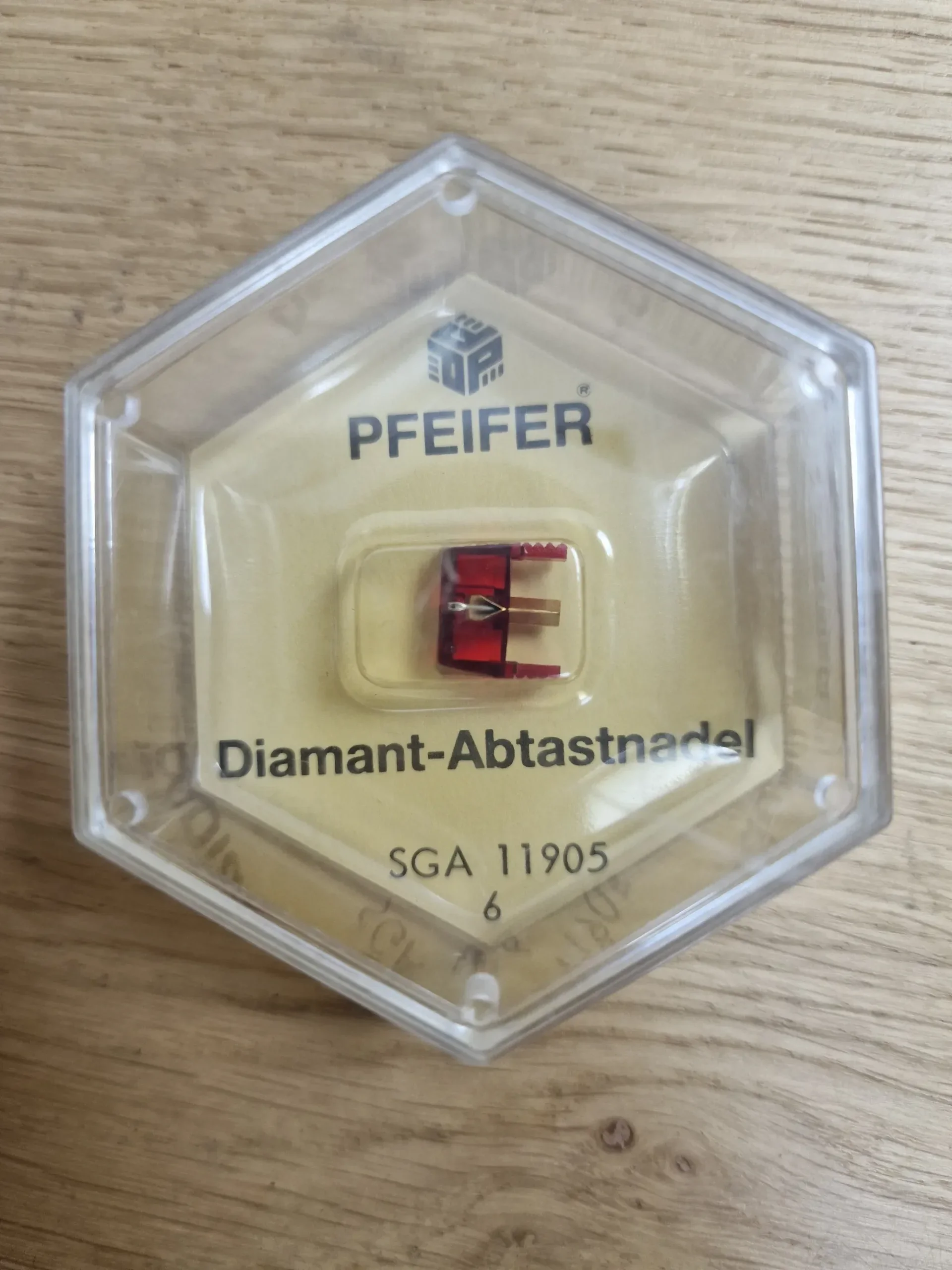 Pfeifer Diamant-Abtastnadel SGA 11905 in rotem Gehäuse in transparenter Hexagon-Verpackung