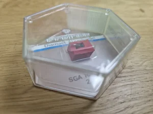 Nahaufnahme der roten Pfeifer Diamant-Ersatznadel SGA 10205 in der Verpackung