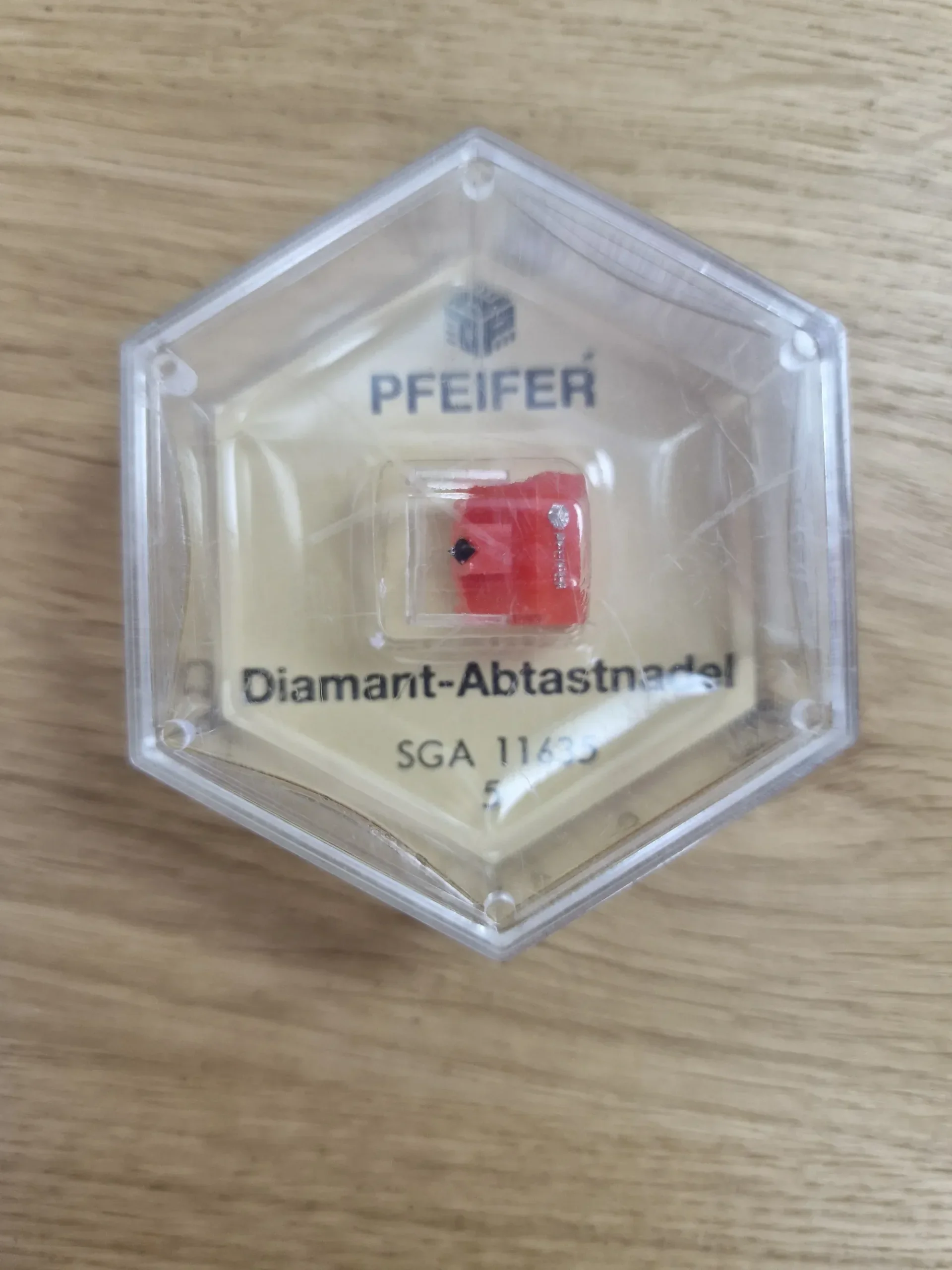 Pfeifer Diamant-Abtastnadel SGA 11635 in roter Ausführung in transparenter Sechseck-Box