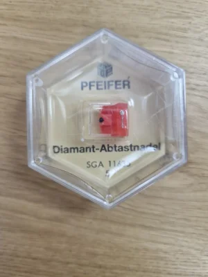 Pfeifer Diamant-Abtastnadel SGA 11635 in roter Ausführung in transparenter Sechseck-Box