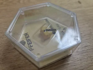 Seitenansicht der Pfeifer SGA 10502 Diamantnadel in der Schutzhülle