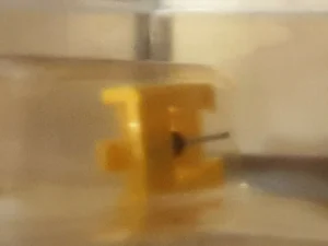 Nahaufnahme der gelben Pfeifer SGA 10212 Abtastnadel mit Abtastdiamant