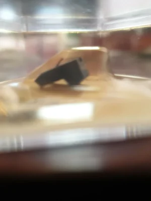 Nahaufnahme der blauen Pfeifer SGA 10060 Abtastnadel