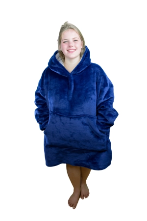 Eine junge Frau präsentiert den Decken-Hoodie im Blauen Design