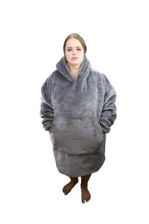 Eine junge Frau präsentiert den Decken-Hoodie im Grauen-Design von vorn