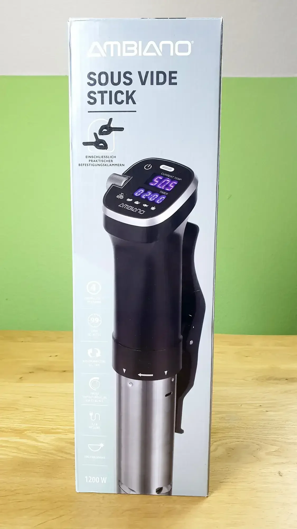 Der Ambiano Sous Vide Stick in seiner Verpackung, von vorne.