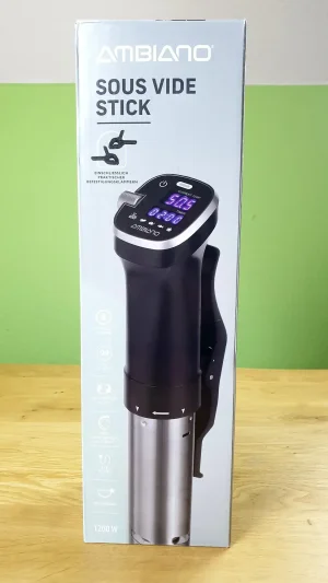 Der Ambiano Sous Vide Stick in seiner Verpackung, von vorne.