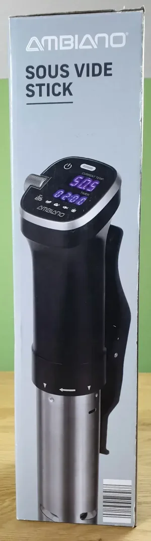 Der Ambiano Sous Vide Stick in seiner Verpackung, von der ersten Seite.
