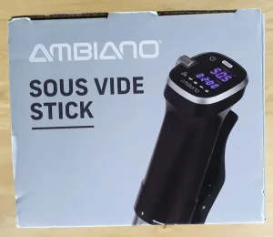 Der Ambiano Sous Vide Stick in seiner Verpackung, von oben.
