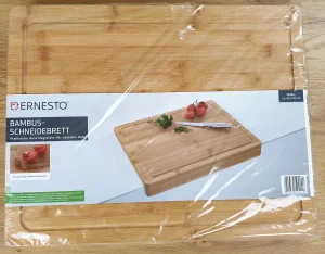 Das Ernesto Bambus-Schneidebrett mit Anschlagleiste wurde schräg von oben fotografiert.