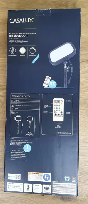 Das Casalux LED Studiolicht in seiner Verpackung von hinten.