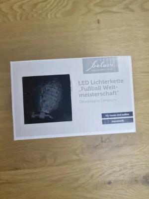 Verpackung der Belavi LED Lichterkette Deutschland mit Blick auf einen Schwarz-Rot-Gold Lampion