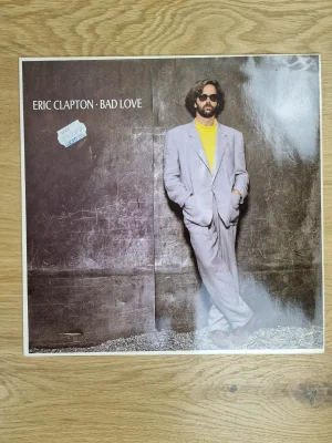 Vorderseite der Eric Clapton Bad Love 12-Inch Vinyl Maxi-Single Cover mit Foto von Eric Clapton
