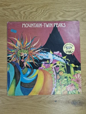 Vorderseite der Schallplatte Mountain Twin Peaks Doppel-Vinyl LP mit buntem Artwork