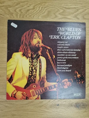 Vorderseite des Vinyl-Albumcovers 'The Blues World of Eric Clapton' von Decca Records mit Eric Clapton an der E-Gitarre