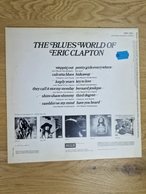 Rückseite der Schallplattenhülle 'The Blues World of Eric Clapton' (Decca SPA 387) mit detaillierter Tracklist und Künstlerangaben