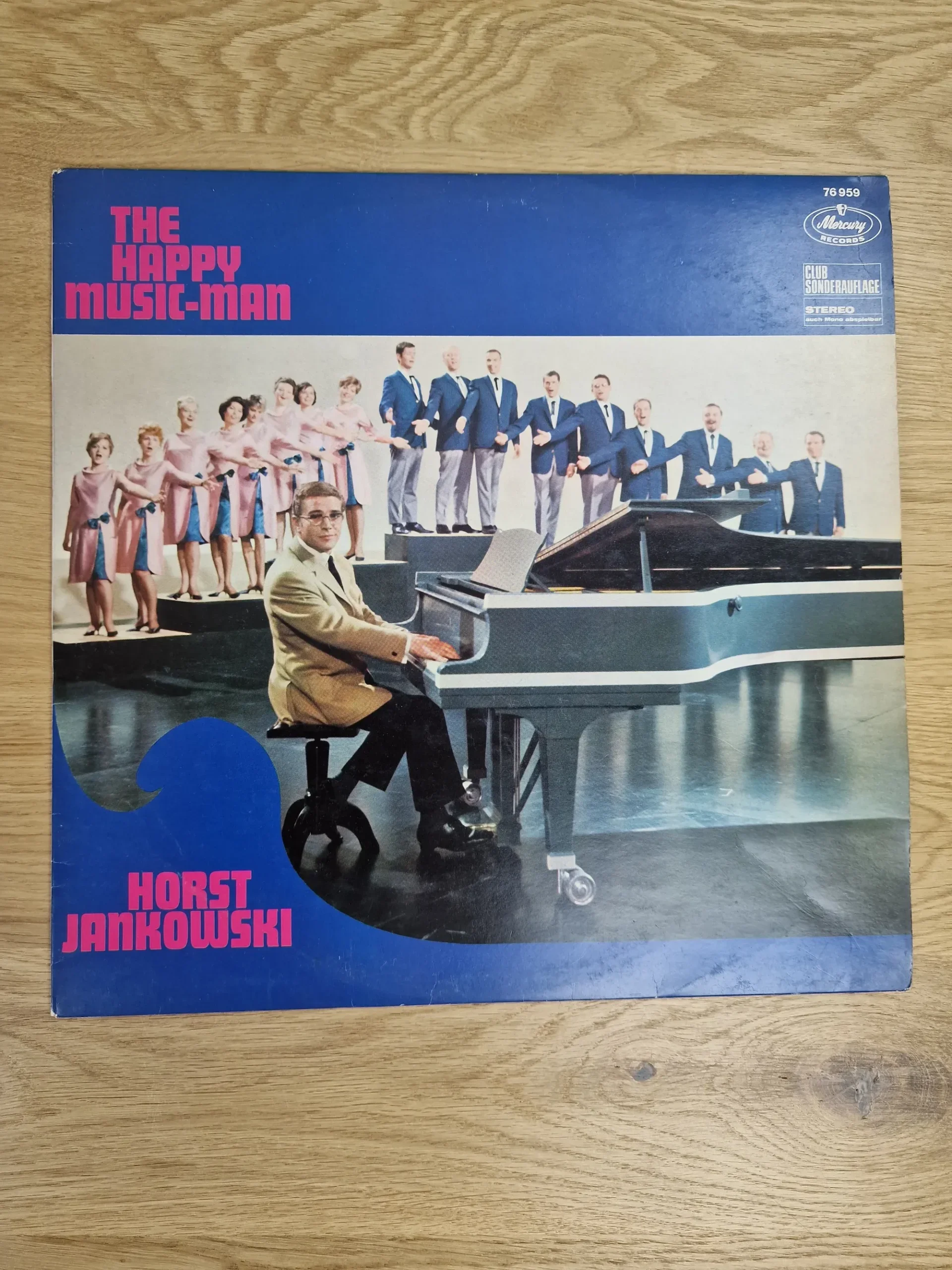 Vorderseite des Vinyl-Albums The Happy Music-Man von Horst Jankowski am Flügel mit Chor