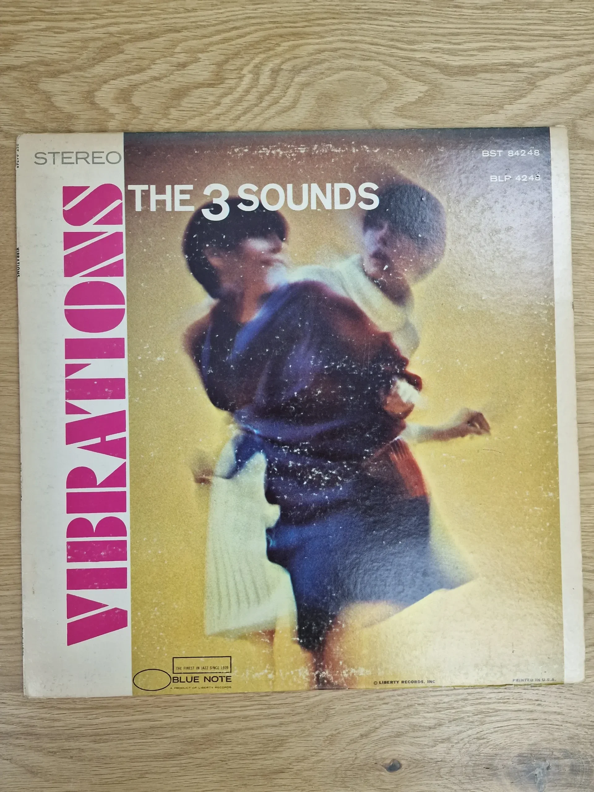 Vorderseite der Vinyl-Schallplatte Vibrations von The 3 Sounds auf Blue Note Records