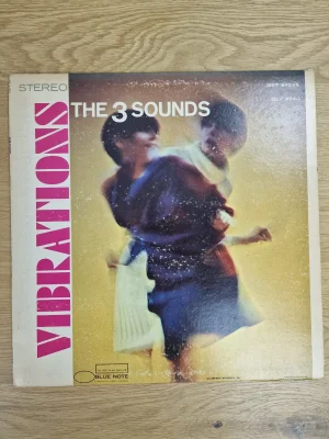 Vorderseite der Vinyl-Schallplatte Vibrations von The 3 Sounds auf Blue Note Records