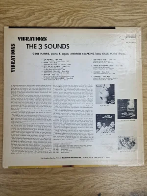 Rückseite der Vinyl-Hülle Vibrations von The 3 Sounds mit Titelliste und Besetzung