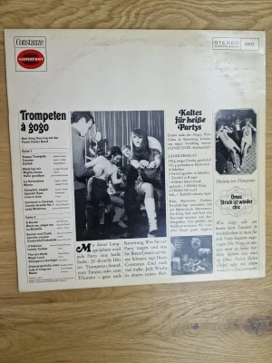 Rückseite der Schallplatte Trompeten à gogo mit Titelliste der Frank Valdor Band und 60er-Jahre Partyfotos