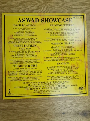 Rückseite der Aswad Showcase Schallplatte mit vollständiger Trackliste und Mitwirkenden
