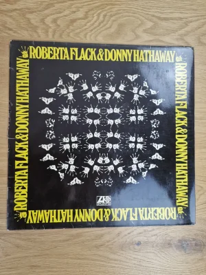 Vorderseite der Vinyl-Schallplatte Roberta Flack & Donny Hathaway mit gelbem Schriftzug und Händemuster