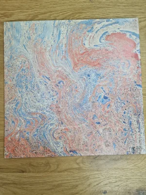 Rückseite der Schallplattenhülle mit blau-rosa Marmorpapier-Muster und Labelcode LC 5658