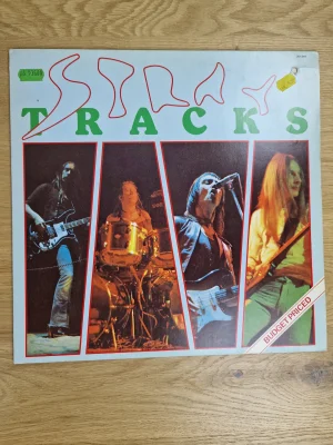 Vorderseite der Stray Tracks Vinyl LP Schallplatte mit Live-Fotos der Band