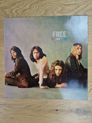 Vorderseite des Vinyl-Albumcovers Free Fire and Water mit Bandporträt der Musiker