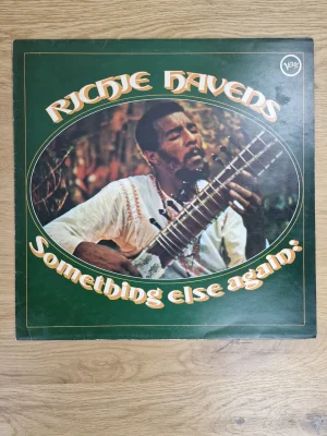 Vorderseite des Vinyl-Sleeve-Covers Richie Havens - Somethin' Else Again mit Sitar-Portrait