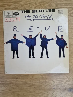 Vorderseite der Vinyl-Schallplatte Help! von The Beatles auf Parlophone Label