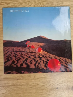 Vorderseite des Vinyl-Albums Elegy von The Nice mit roten Kugeln in der Wüste