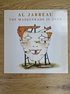 Vorderseite der Vinyl LP Al Jarreau - The Masquerade Is Over mit Illustration einer Holzmaske