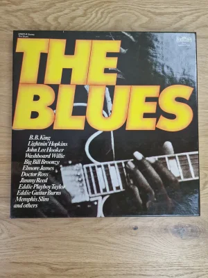 Frontcover der Vinyl-Schallplatte The Blues mit gelb-roter Schrift und Gitarrenmotiv