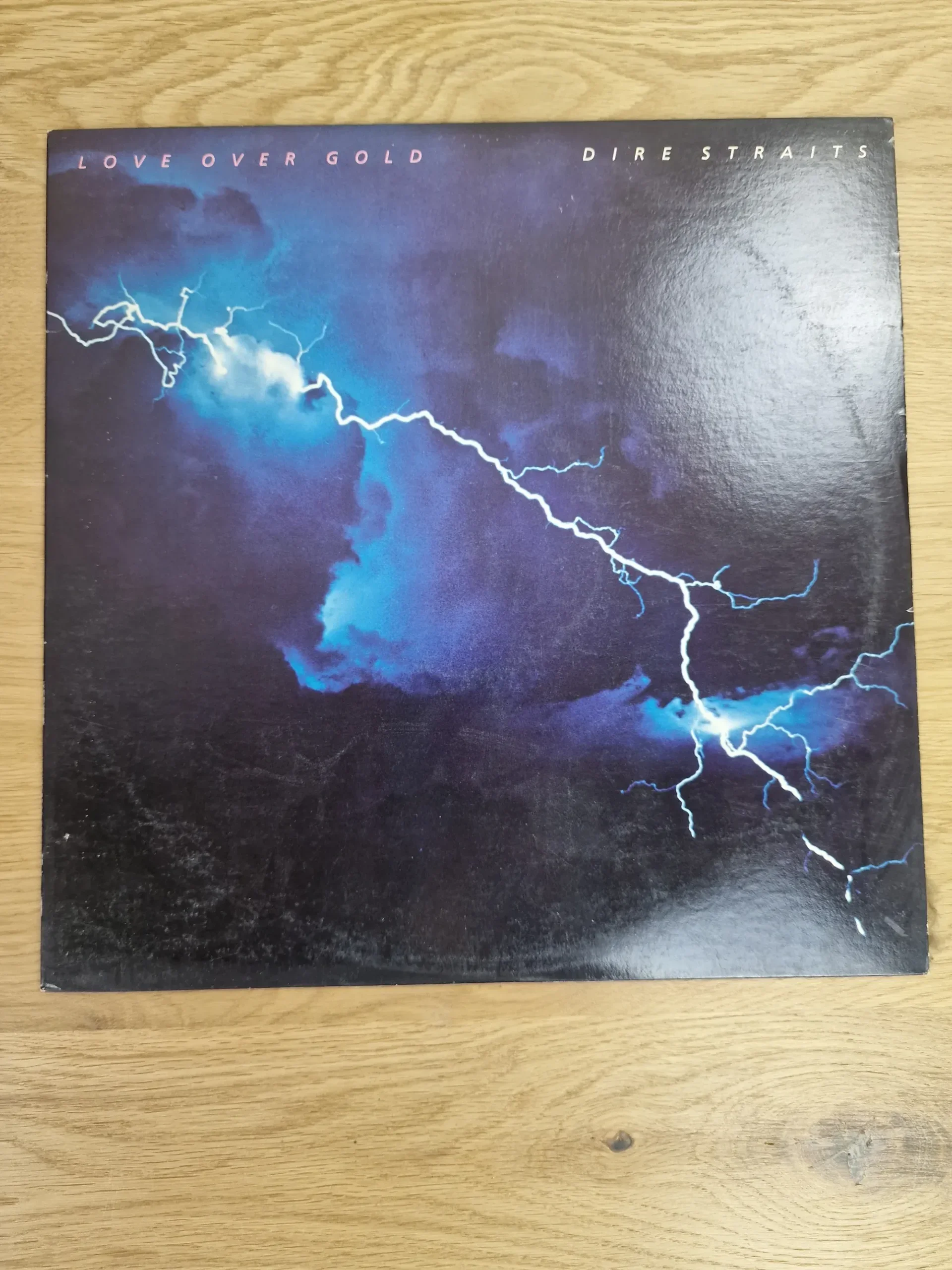 Vorderseite des Vinyl-Albums Love Over Gold von Dire Straits mit Blitz-Motiv