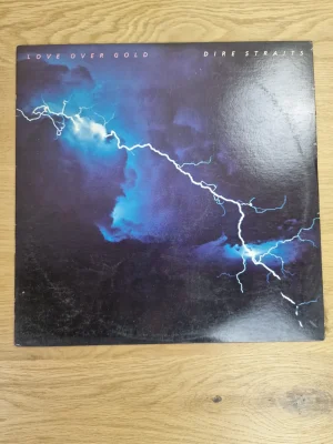 Vorderseite des Vinyl-Albums Love Over Gold von Dire Straits mit Blitz-Motiv