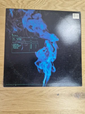 Rückseite der Schallplattenhülle Love Over Gold von Dire Straits mit Titelliste und blauem Rauch-Motiv