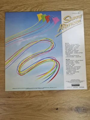 Rückseite der Vinyl LP Sunny Afternoon mit vollständiger Titelliste und Künstlerangaben