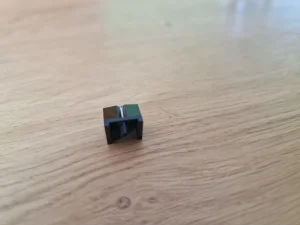 Unterseite und Halterung der Plattenspieler-Ersatznadel mit Abtaststift