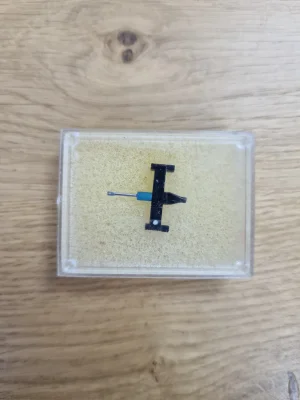Detailaufnahme der Abtastnadel DT 51 mit blauer Fixierung auf Schaumstoff