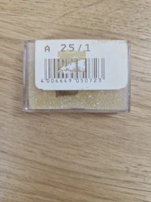 Rückseite der Schutzbox der Ersatznadel A 25/1 mit Barcode und Modellbezeichnung