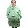 Eine junge Frau präsentiert den Decken-Hoodie im Avocado-Design