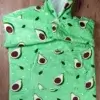 Ein Photo des Decken-Hoodies im Avocado-Design auf den Tisch gelegt mit der Vorderseite zur Kamera