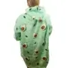 Eine junge Frau von hinten präsentiert den Decken-Hoodie von hinten mit dem Avocado-Design
