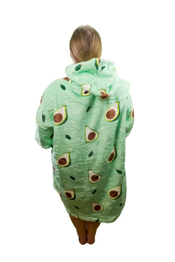 Eine junge Frau von hinten präsentiert den Decken-Hoodie von hinten mit dem Avocado-Design