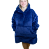 Eine junge Frau präsentiert den Decken-Hoodie im Blauen Design